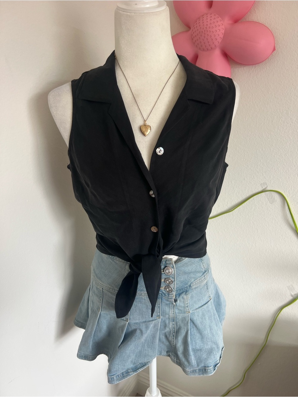 Tommy Bahama 100% Silk Sleeveless Black Tie-Front Button Top M